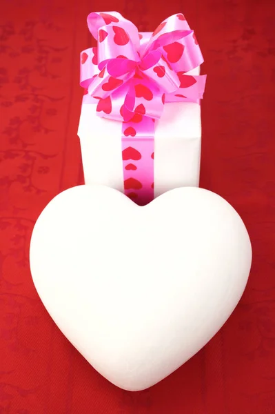 Coração Branco Com Caixa Presente Sobre Fundo Vermelho — Fotografia de Stock