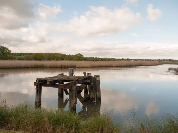 Paisaje Hermoso Lago Sereno Con Una Estructura Madera Plataforma Descomposición — Foto de Stock