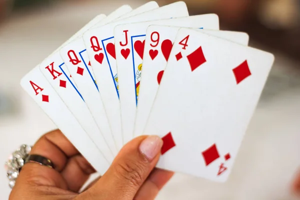 Una Mujer Jugando Póquer Comprobando Sus Cartas — Foto de Stock