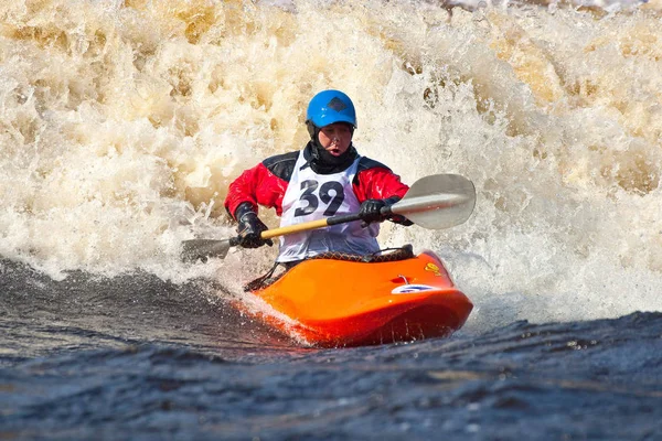 Καγιάκ Freestyle Στο Whitewater Ρωσία Msta Μάιος 2010 — Φωτογραφία Αρχείου