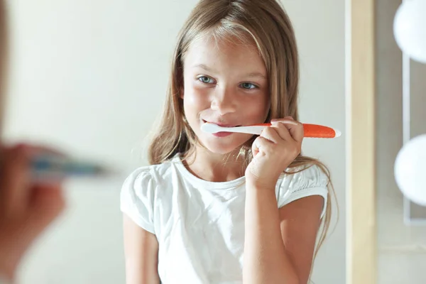 Niña Cepilla Los Dientes Baño — Foto de Stock