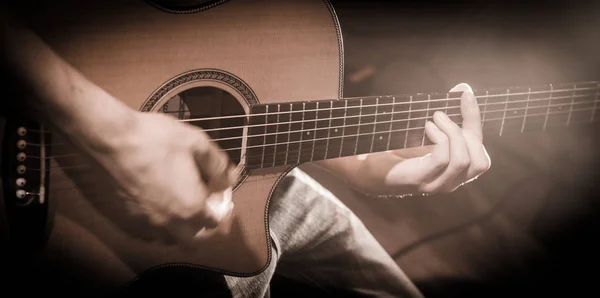 Primer Plano Las Manos Las Cuerdas Una Guitarra Francia —  Fotos de Stock