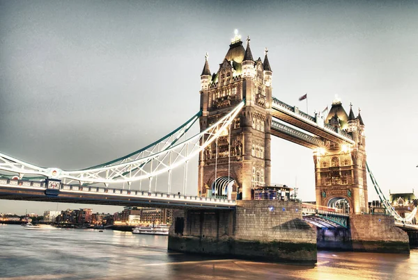 Tower Bridge Tüm Ihtişamı Londra Ngiltere Doğal Gece Görünümü — Stok fotoğraf