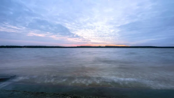 曇り空の青い湖自然シリーズ — ストック写真