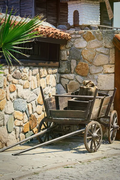 Einkaufswagen Mit Sack Der Nähe Der Steinmauer Nessebar Bulgarien — Stockfoto