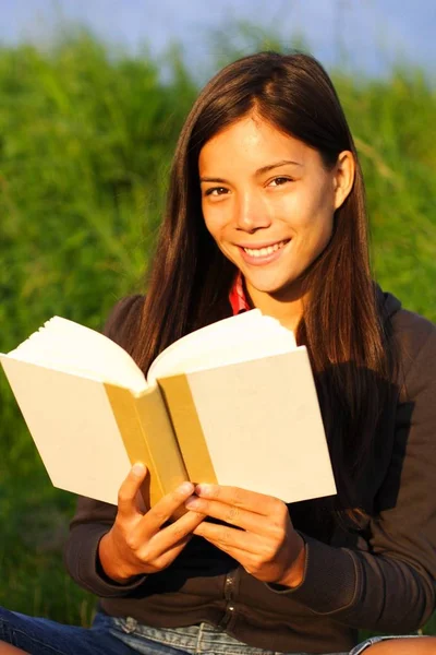 Femme Étudiant Livre Lecture Pendant Coucher Soleil — Photo