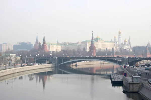 Moscú Kremlin Gran Puente Piedra Niebla Río Reflexión — Foto de Stock