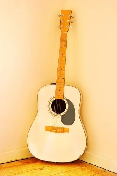 Guitarra Acústica Muy Antigua Con Cuerdas Desgastadas —  Fotos de Stock