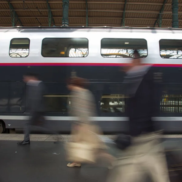 Treno Della Metropolitana Alla Stazione Persone Che Entrano Escono Dal — Foto Stock