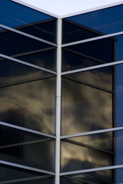 Reflejos Nubes Vidrio Ventana Del Edificio Oficinas — Foto de Stock