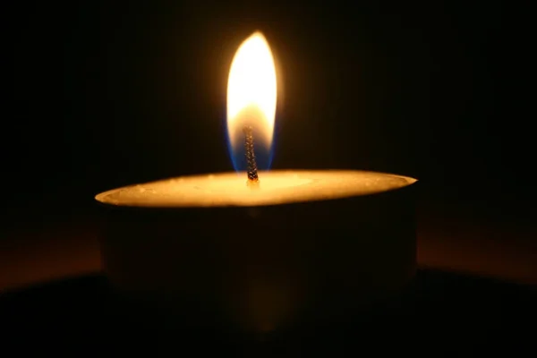 在黑暗中燃烧蜡蜡烛 — 图库照片