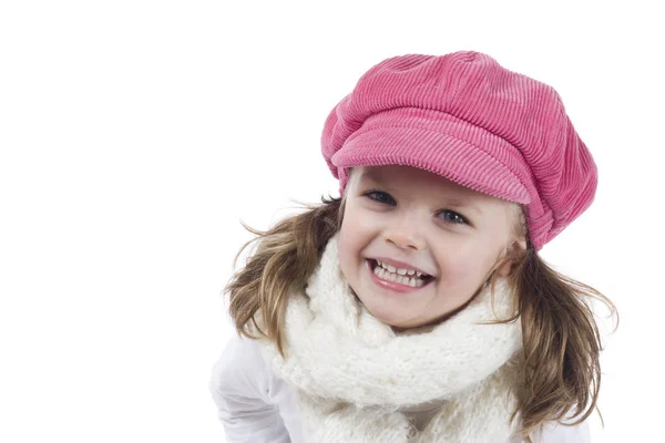可爱的女孩与粉红色的帽子和白色围巾 — 图库照片
