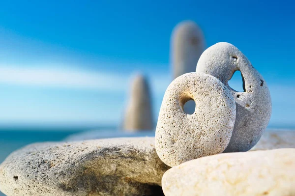 Zwei Kopfsteinpflastersteine Mit Natürlichen Löchern Sind Auf Dem Fels — Stockfoto