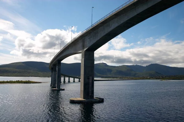 Böjd Bro Över Sea Fiord Norge — Stockfoto