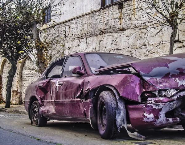 路上に残された衝突した車 — ストック写真