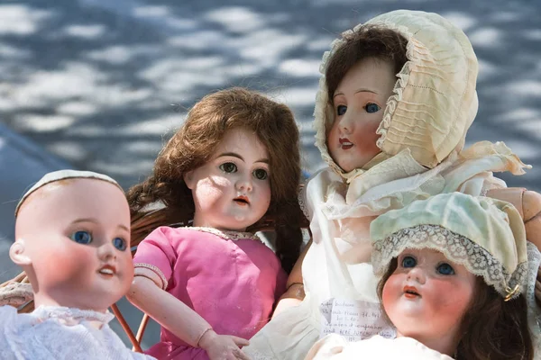 Αντίκες Κούκλες Μια Υπαίθρια Αγορά Ψύλλων Του Παρισιού — Φωτογραφία Αρχείου
