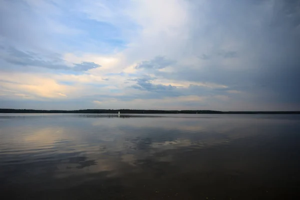 Голубое Озеро Облачным Небом Серия Природы — стоковое фото