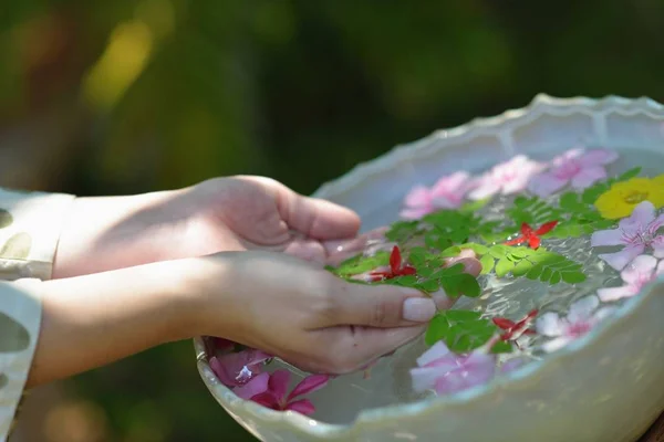 Spa Dan Kecantikan Perempuan Tangan Dan Bunga Dalam Air — Stok Foto