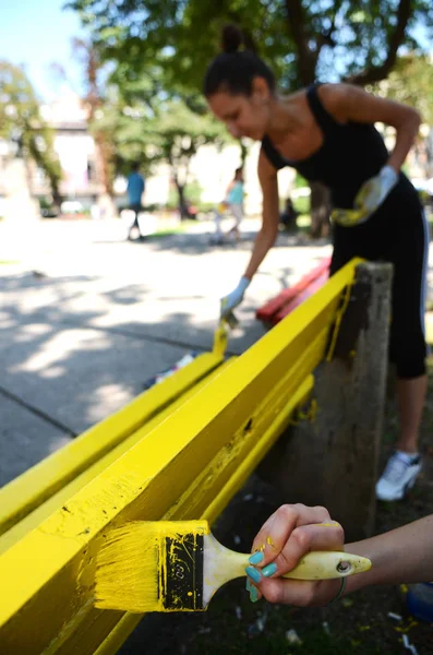 Banco Pintura Dos Niñas Color Amarillo — Foto de Stock