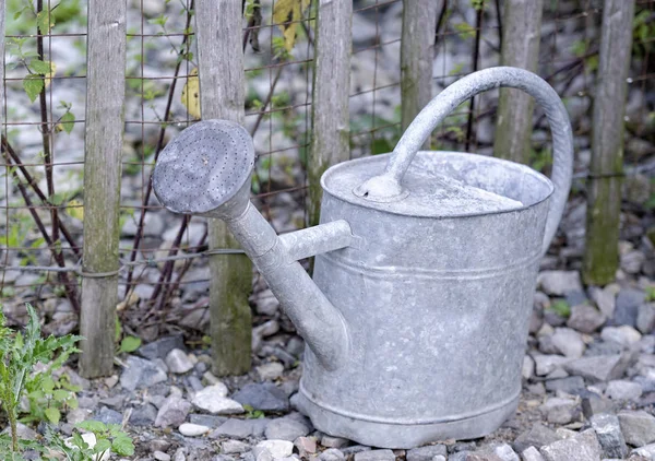 庭で地面に古い水やり缶 — ストック写真