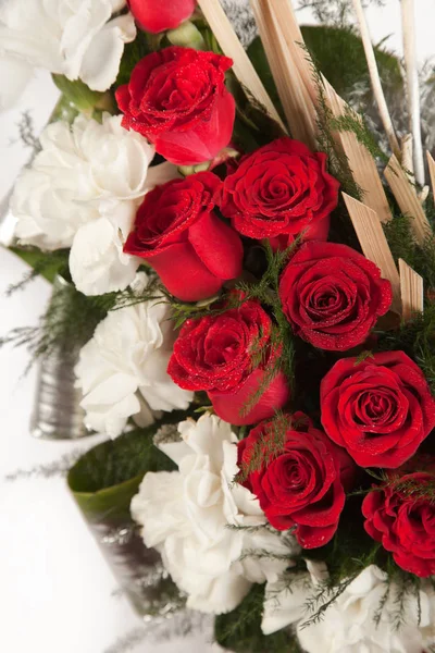 Schöner Strauß Roter Rose Auf Weißem Grund — Stockfoto