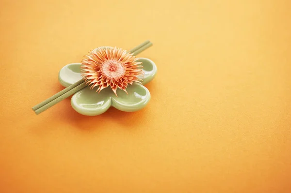 Palitos Incenso Mesa Laranja Com Flor Seca — Fotografia de Stock