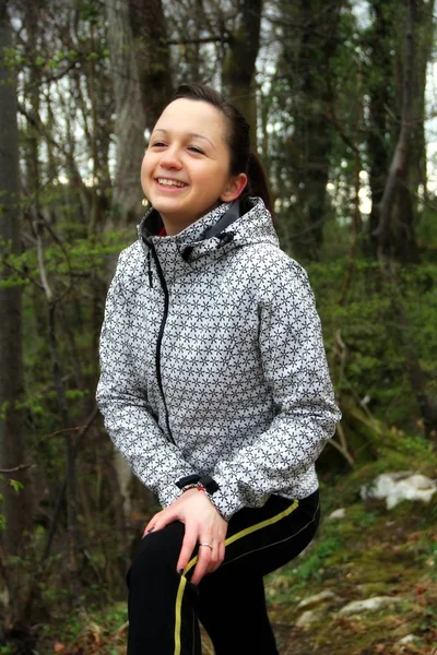 Mujer Joven Relajarse Divertirse Naturaleza Preparación Para Ejercicios Carrera Relajación — Foto de Stock