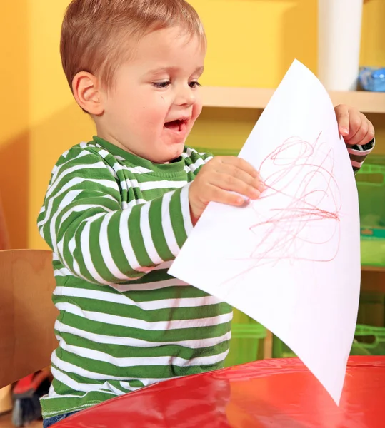 Carino Caucasico Bambino Mostra Suo Disegno Nella Scuola Materna — Foto Stock