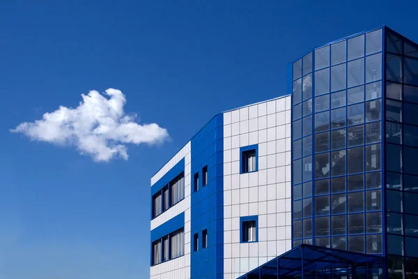 Net Błękitne Niebo Pojedyncza Biała Chmura Niebieski Biały Nowoczesny Budynek — Zdjęcie stockowe