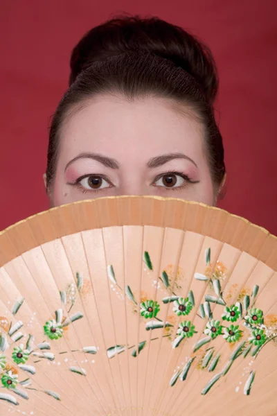 Japonesa Chica Con Ventilador Fondo Rojo — Foto de Stock