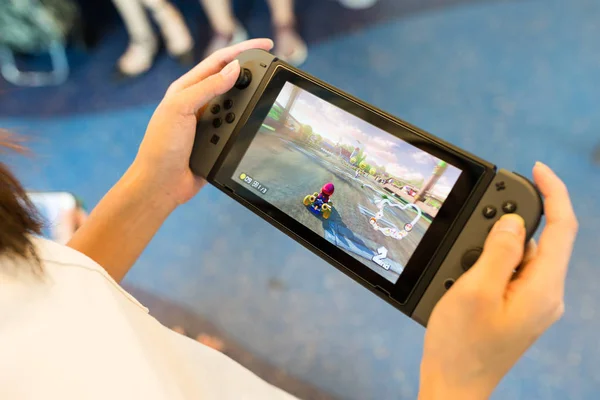 Hong Kong Mai 2017 Frau Spielt Mario Kart Auf Nintendo — Stockfoto