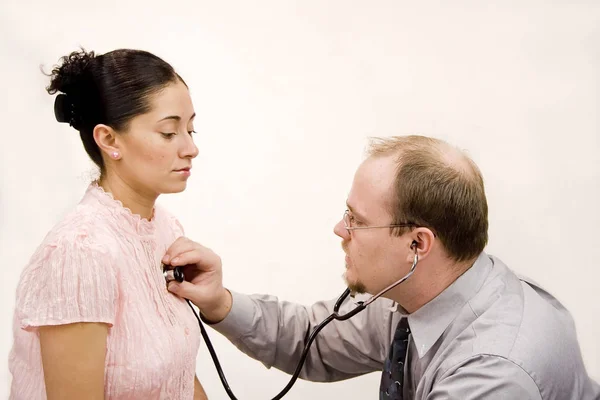 Médico Dando Check Para Mulher Hispânica — Fotografia de Stock