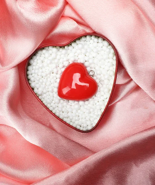 Καρδιακό Σχήμα Μπάλες Πολυστερίνης Πάνω Από Μετάξι — Φωτογραφία Αρχείου
