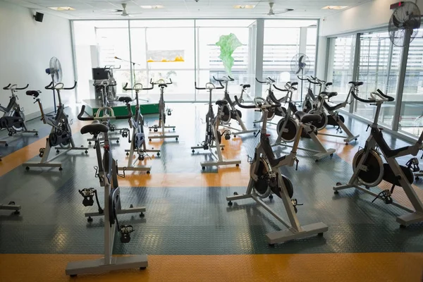 Grande Estúdio Fitness Vazio Com Bicicletas Giratórias Centro Lazer — Fotografia de Stock