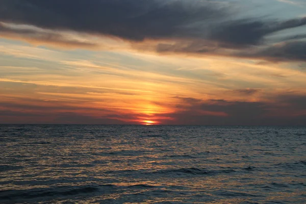 Барвистий Захід Сонця Спокійному Морі Небо Покривається Різнокольоровими Хмарами Природним — стокове фото