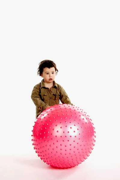 Ein Kleiner Junge Spielt Mit Einem Großen Rosa Ball — Stockfoto