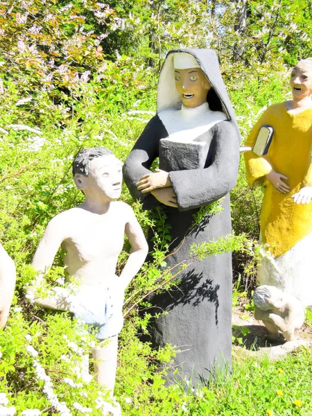 Figuras Divertidas Madera Piedra Sobre Fondo Árboles — Foto de Stock