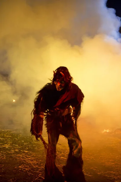 Espectáculo Tradicional Máscaras Krampus Tarvisio Noreste Los Alpes Italia —  Fotos de Stock