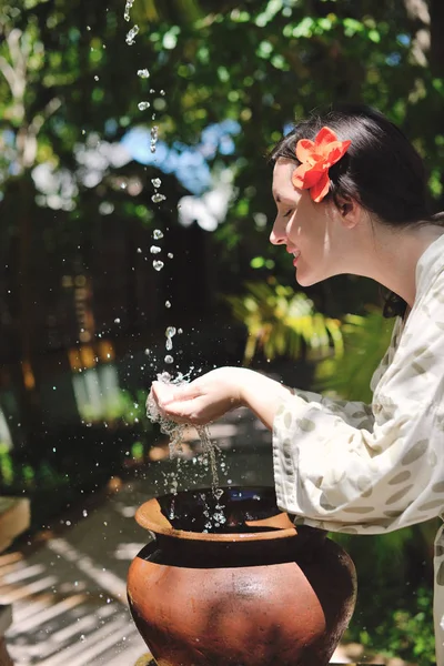 Percikan Tetes Air Tawar Pada Gadis Kulit Lembut Perawatan Untuk — Stok Foto