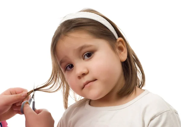 白い背景に隔離された子供の髪を切る人のクローズアップビュー — ストック写真