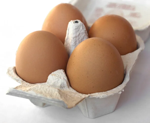 Quatro Ovos Uma Caixa Papelão — Fotografia de Stock