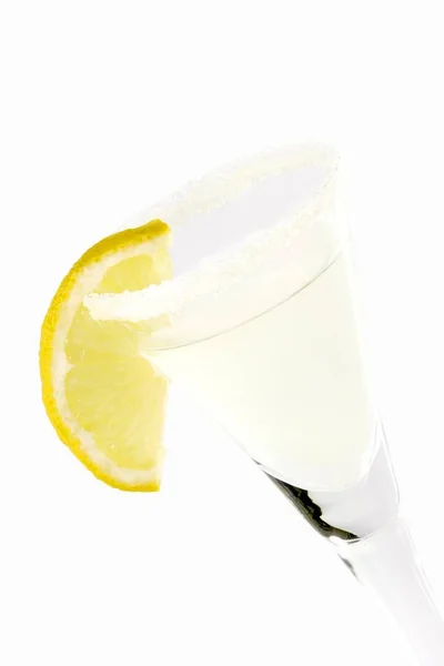 グラスにレモンスライスを入れたマルガリータ — ストック写真