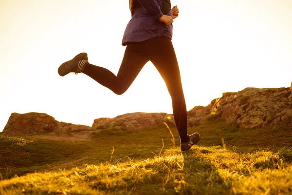 Close Sportswoman Legs Running Rocky Mountain Trail Sunset Concepto Estilo — Foto de Stock