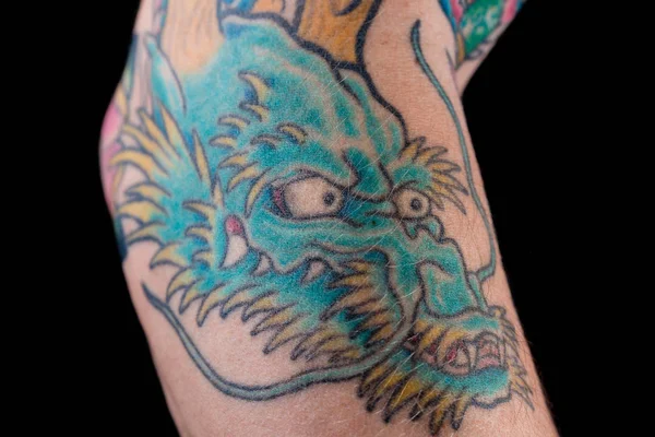 Una Foto Detallada Tatuaje Dragón Azul Verde Estilo Japonés Antebrazo — Foto de Stock