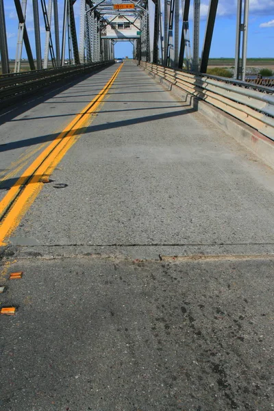 Camino Dos Carriles Puente Separado Por Líneas Amarillas — Foto de Stock