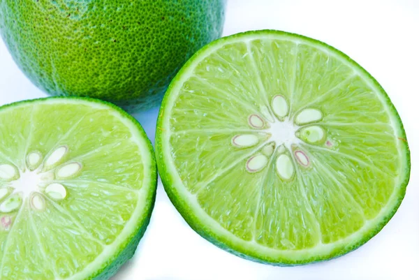 Färsk Lime Och Skiva Isolerad Vit Bakgrund — Stockfoto