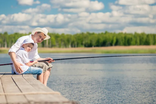 Menino Com Seu Pai Fim Semana Uma Viagem Pesca Juntos — Fotografia de Stock