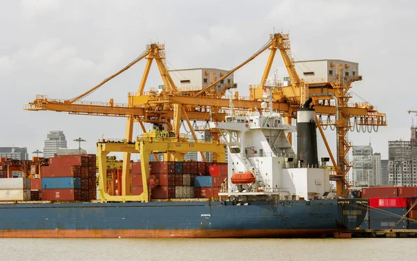 Industriële Container Lading Vrachtschip Met Kraan Brug Scheepswerf Werken Schemering — Stockfoto