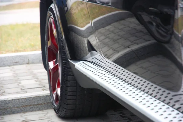 Bir Yapısı Olan Gümüş Renkli Araba Footboard — Stok fotoğraf