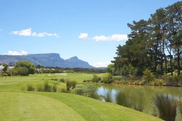 Campo Golf Paisaje Las Montañas Hermoso Día Verano Con Cielos —  Fotos de Stock